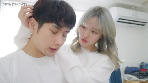 卧室 · 平静 · 拥抱 · 白色毛衣 · 头部 · 空调 · 亲昵 · 情侣