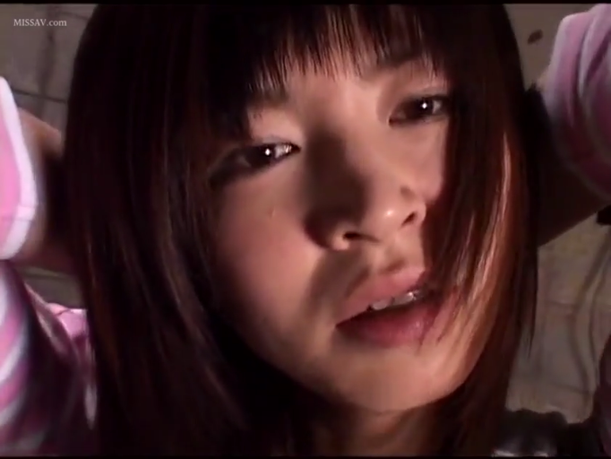 室内 · 脸部特写 · 迷离 · POV视角 · 条纹上衣 · 凝视镜头 · 双手抱头