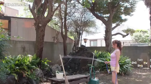 站立 · 遠景 · 黄色短裤 · 庭院 · 浇水