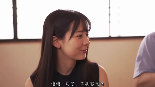 室內 · 坐姿 · 交谈 · 字幕 · 微笑 · 面部特寫 · 生活化 · 黑色无袖上衣