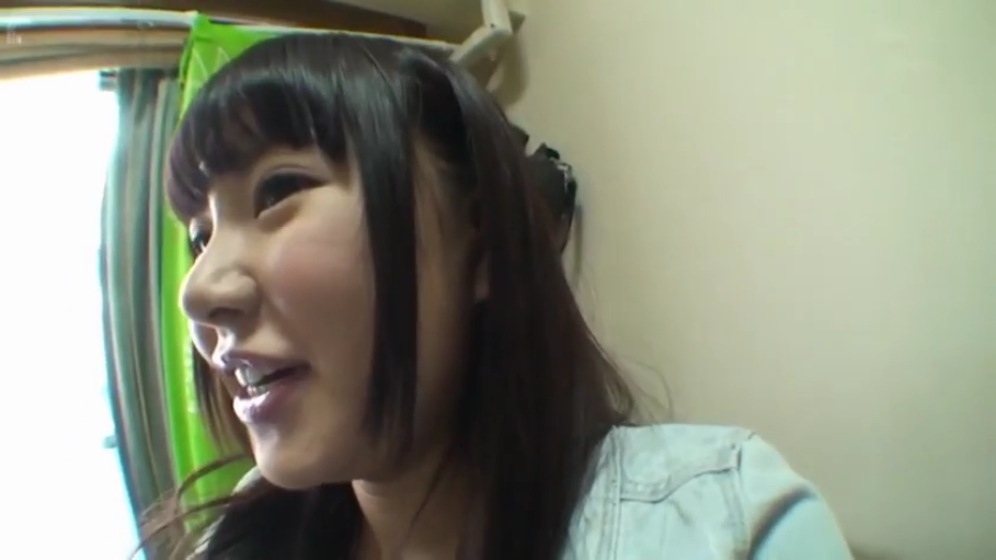 室内 · 坐姿 · 微笑 · 头部特写 · 说话 · 黑长直 · 浅色牛仔外套