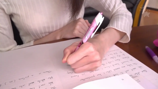 坐姿 · 专注 · 客厅 · 书本 · 写字 · 黑人 · 白色一字领上衣