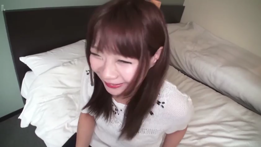 Sitting Posture · Close-up of the face · Bedroom · 白色短袖上衣