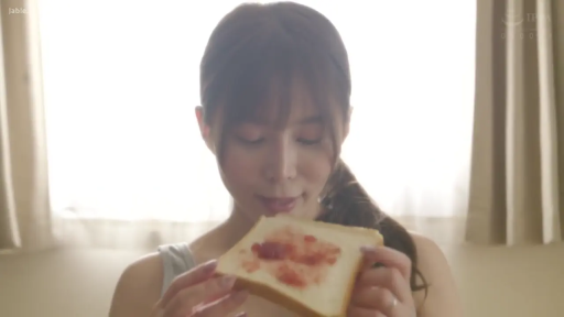 室内 · 坐姿 · 微笑 · 灰色背心 · 是 · 清纯风 · 面包 · 手持面包