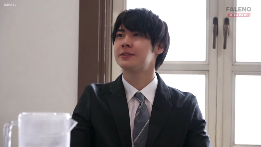 室内 · 坐姿 · 中景 · 平静 · 西装 · 水壶 · 独照