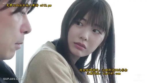 室内 · 内搭衬衫 · 女性面部侧面特写