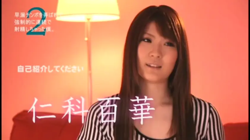 室内 · 脸部特写 · 演员介绍 · 微笑 · 访谈 · 正坐 · 落地灯 · 黑白条纹衫