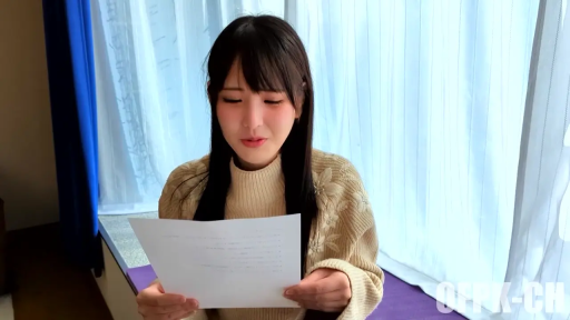 室内 · 坐姿 · 忧郁 · 面部特写 · 阅读 · 米色毛衣 · 黑长直 · 纸张