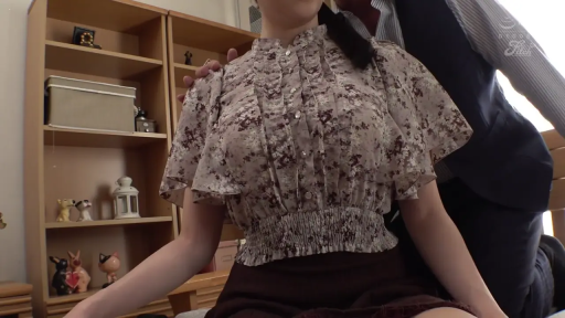 室内 · 坐姿 · 中景 · 碎花上衣 · 从后靠近 · 书架 · 日本AV · 脸部不完整