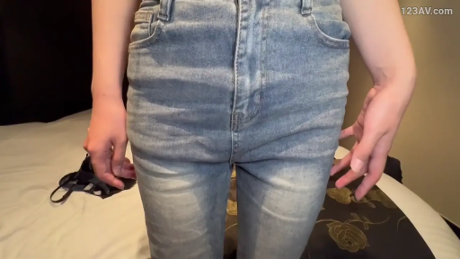 卧室 · 展示 · 站姿 · 无表情 · 裆部特写 · 紧身牛仔裤