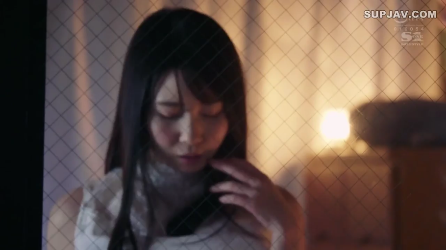 室内 · 憂鬱 · 站立 · 中景 · レースのトップ · 窥视视角 · 摸脸 · 铁丝网玻璃