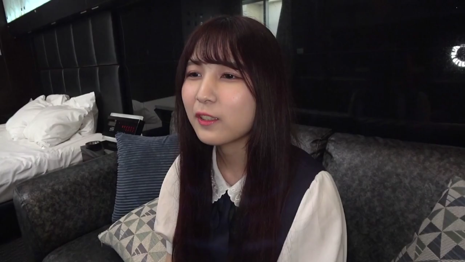 坐姿 · 平静 · 沙发 · 半身 · 聊天 · 酒店 · 衬衫配背心裙