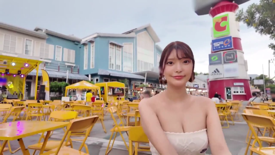 坐姿 · 胸部特写 · 巨乳 · 微笑 · 对视 · 白色抹胸 · 户外广场 · 黄色桌椅