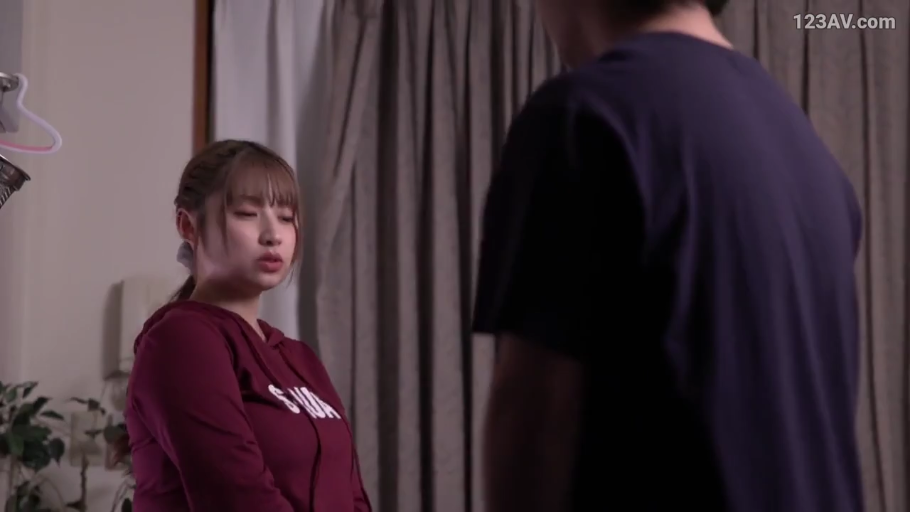 室内 · 严肃 · 站立 · 中景 · 对视 · 窗帘 · 日本AV · 卫衣