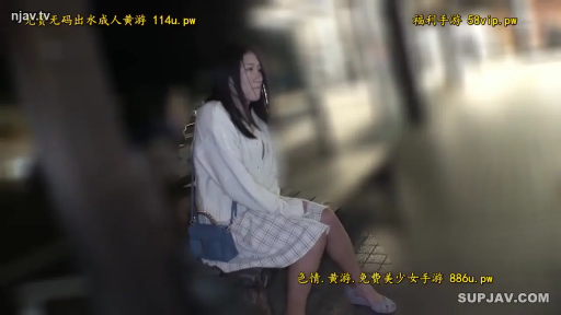 坐姿 · 中景 · 平静 · 白色针织衫 · 户外街头 · 夜晚 · 蓝色挎包 · 独坐等待