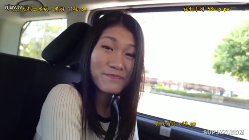 微笑 · 面部特写 · 安全带 · 汽车后座 · 白色竖条纹针织衫