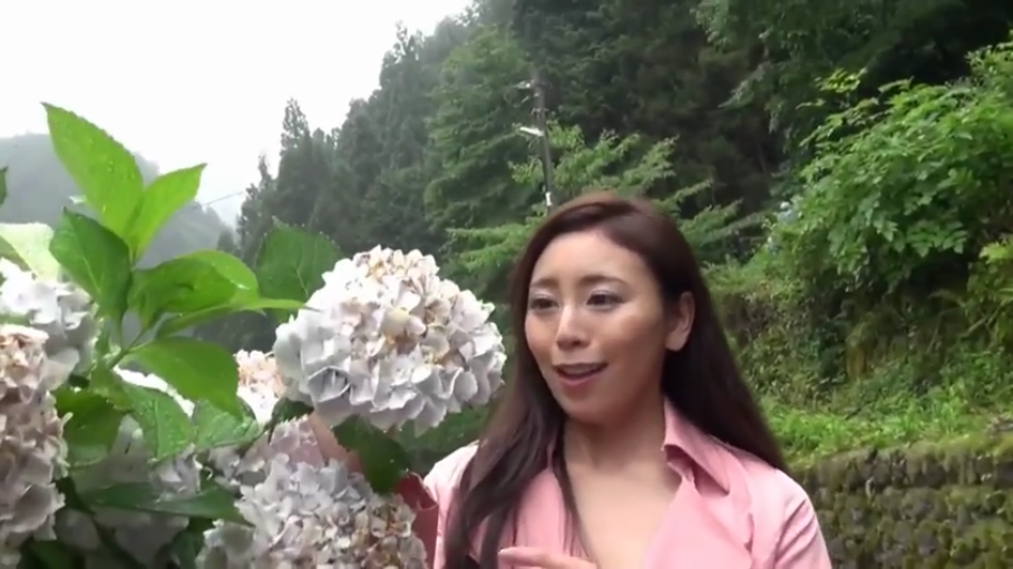 站立 · 微笑 · 半身 · 户外 · 粉色上衣 · 赏花