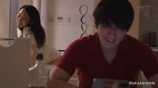 Bend over · Medium shot · 红POLO衫 · Living room · 居家 · 平板电脑 · 开心 · 谈笑