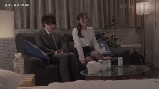 室内 · 坐姿 · 交谈 · 严肃 · 沙发 · 客厅 · 正装