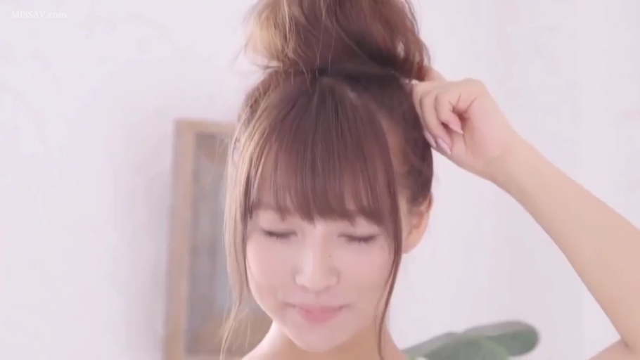 室内 · 脸部特写 · 羞涩 · 抬手 · 裸肩 · 丸子头 · 整理发型