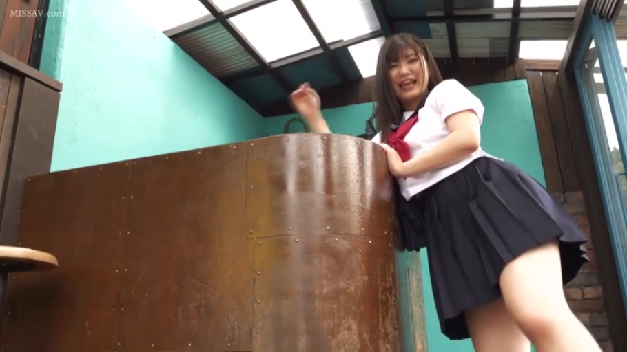 站立 · 微笑 · 户外 · 水手服 · 长发 · 仰拍 · 挥手 · 金属台