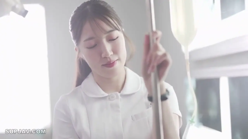 病房 · 护士服 · 角色扮演 · 站立 · 头部 · 閉目 · 扶桿 · 输液架