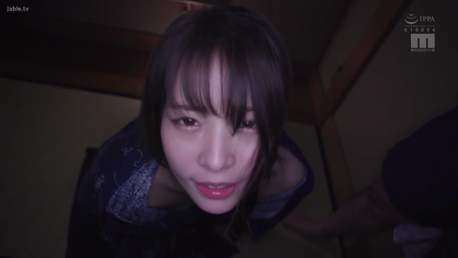 跪坐 · 委屈 · 脸部特写 · 和室 · 注视 · 俯视角度 · 蓝纹和服