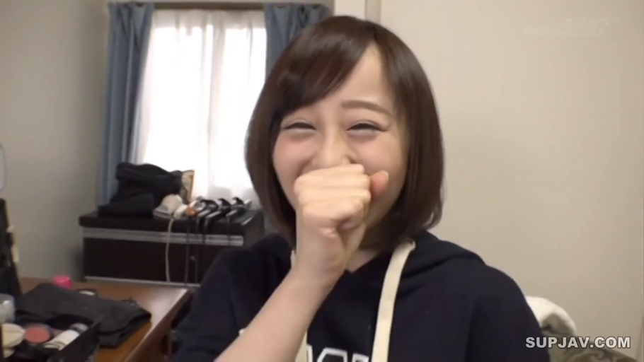 坐姿 · 面部特写 · 害羞 · 短发 · 连帽衫 · 化妆品 · 化妆间 · 捂嘴娇笑