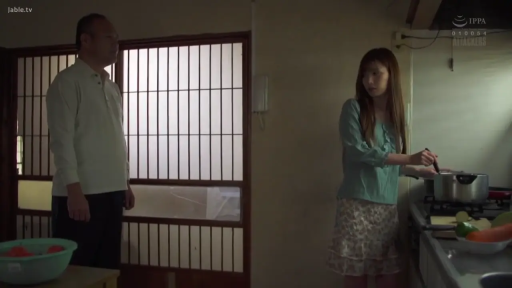 站立 · 远景 · 碎花裙 · 厨房