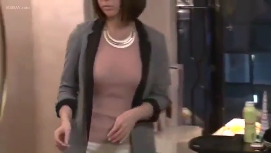 坐姿 · 严肃 · 和室 · 书籍 · 剧情 · 衬衫 · 交流
