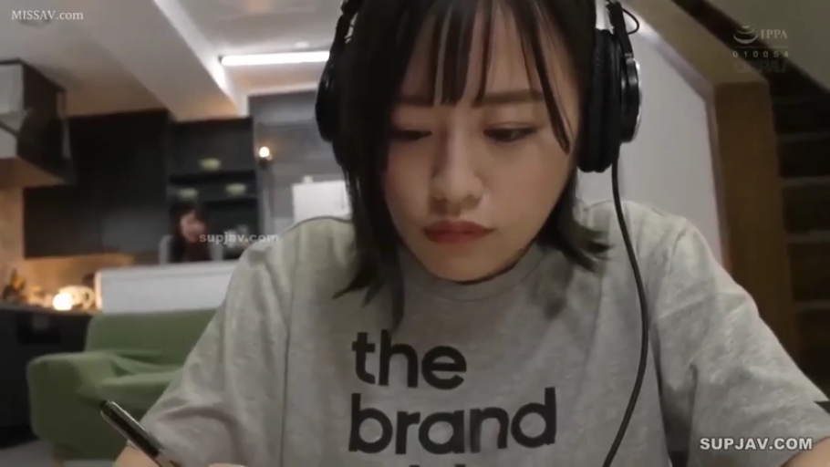 坐姿 · 专注 · 脸部特写 · 客厅 · 居家 · 耳机 · 灰色T恤 · 戴耳机