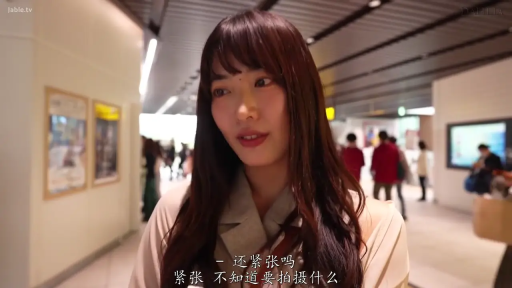 站立 · 便服 · 上半身 · 长发 · 紧张 · 商场 · 街访