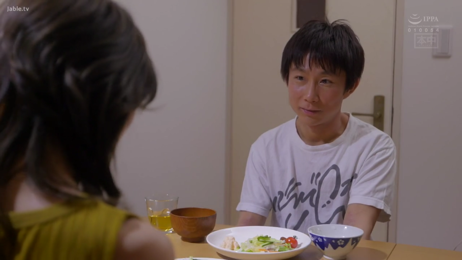 坐姿 · 中景 · 微笑 · 餐厅 · T恤 · 餐具 · 日本AV · 对谈