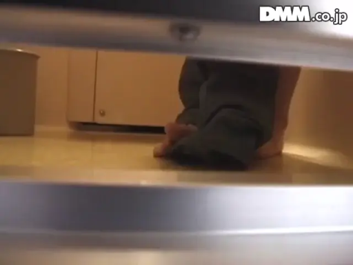 长裤 · 公共厕所 · 脚踝