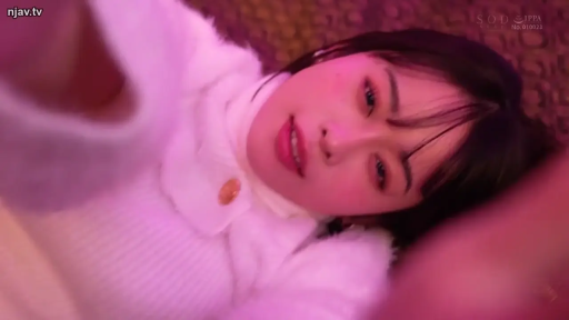 寝室 · 迷離 · 仰臥 · 顔のクローズアップ · 白色毛衣 · レンズを見つめて · 自拍视角