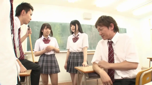 教室 · 站立 · 全景 · 微笑 · 黑板 · 互动 · 校园题材 · 学生装