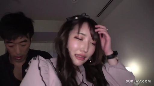 坐姿 · 性交 · 卧室 · 迷离 · 半身特写 · 亚洲人 · 手表 · 荷叶边衬衫