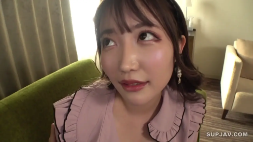 坐姿 · 脸部特写 · 客厅 · 娇羞 · 向上看 · 粉色荷叶边上衣