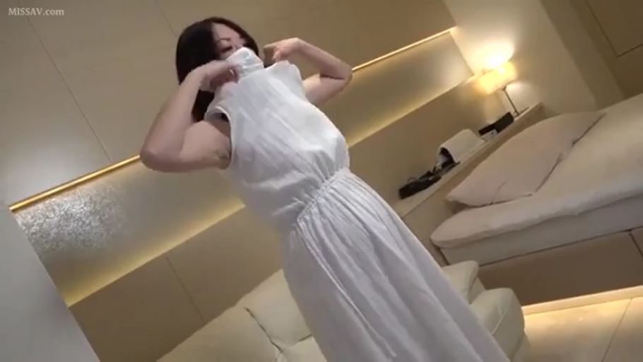 卧室 · 中景 · 平静 · 灯 · 居家自拍 · 白色长裙 · 站立脱衣 · 更衣中