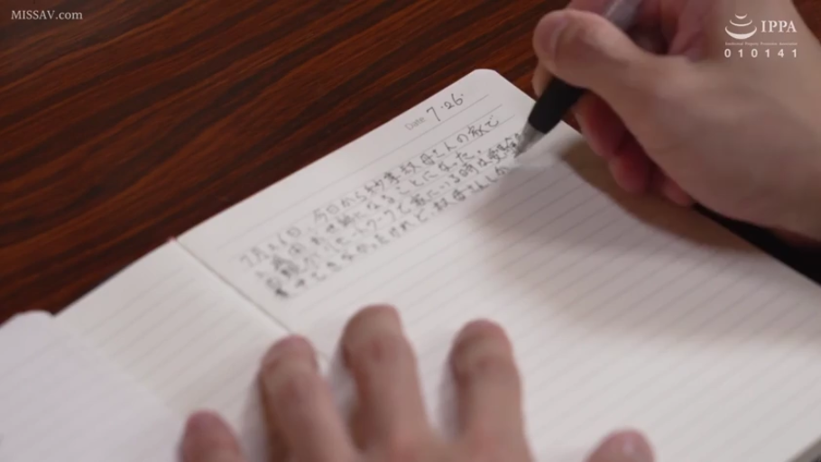 坐姿 · 居家服 · 手部特写 · 书桌 · 钢笔 · 写日记 · 日语手写体