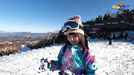 站立 · 半身 · 拍照 · 开朗 · 低画质 · 彩色滑雪服 · 滑雪场 · 滑雪镜