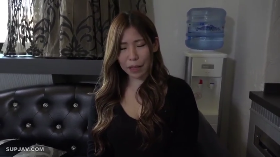 室内 · 坐姿 · 交谈 · 闭眼 · 面部特写 · 熟女 · 黑色长袖 · 饮水机