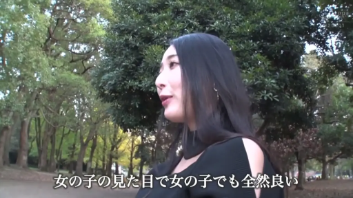 室内 · 站立 · 半身 · 凝视 · 红色内衣 · 忧愁 · 文字叠加