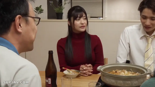 坐姿 · 聚餐 · 嚴肅 · 中景 · 火锅 · 高領毛衣 · 餐厅 · 多人场景