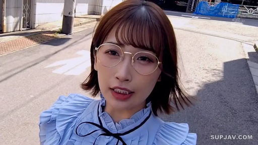 站立 · 面部特写 · 短发 · 户外街道 · 录制视频 · 蓝色荷叶边上衣 · 圆框眼镜 · 露齿微笑