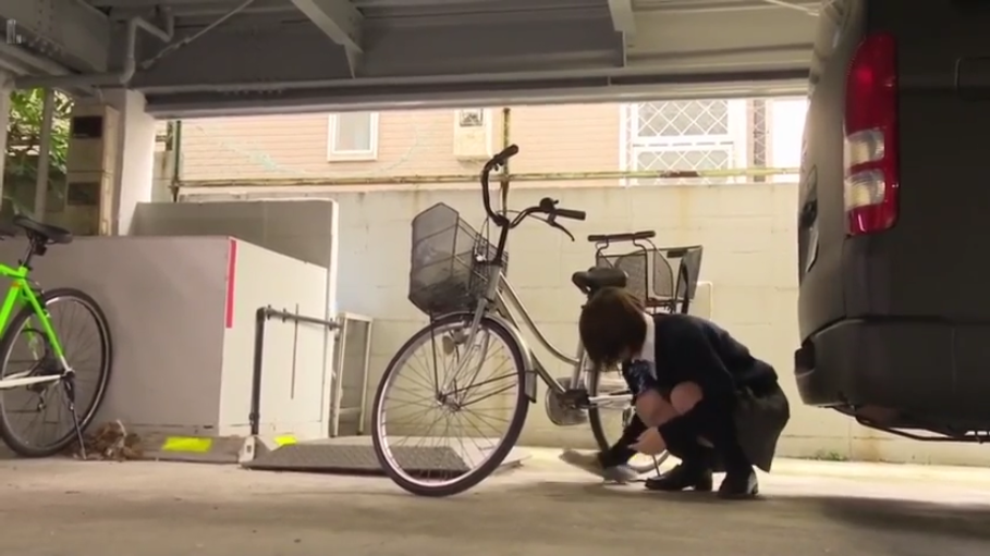 全身 · 专注 · 蹲姿 · JK制服 · 停车场 · 自行车 · 日光 · 捡拾