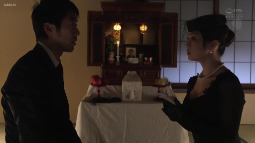 室内 · 交谈 · 忧郁 · 中景 · 对视 · 黑色丧服 · 佛坛 · 珍珠项链