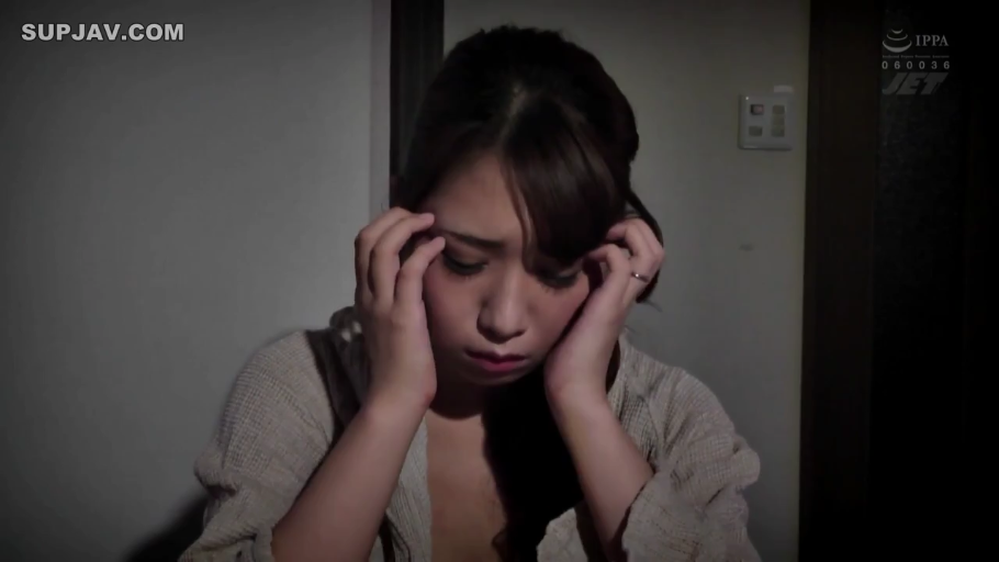 揉乳 · 专注 · 办公室 · 站立 · 中景 · 职场题材 · 职业装 · 笔记本电脑