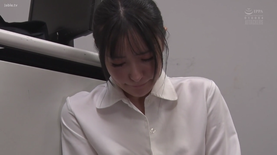 室内 · 坐姿 · 白色衬衫 · 面部特写