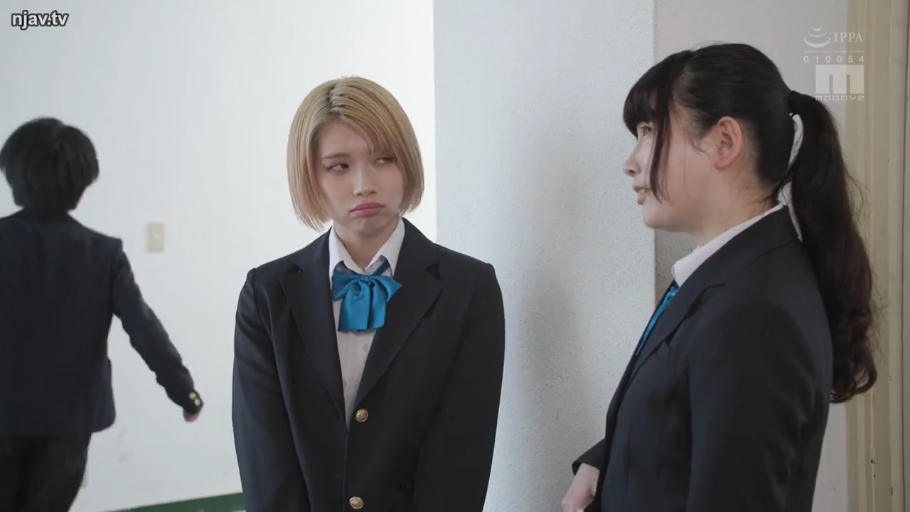 交谈 · 中景 · 劇情 · 对站 · 學校走廊 · 西装制服 · 噘嘴